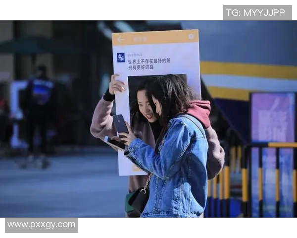 超级足球明星化身普通路人街头挑战引发热议与欢笑