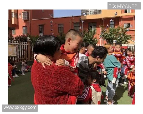 足球明星与孩子们的温馨时刻视频分享，感受亲子互动的快乐与激情