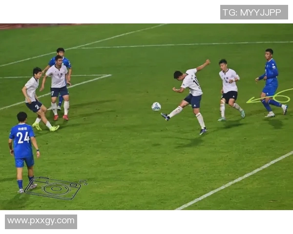 足球明星携手转场瞬间定格精彩时刻的合拍图片展示 足球明星携手转场瞬间定格精彩时刻的合拍图片展示